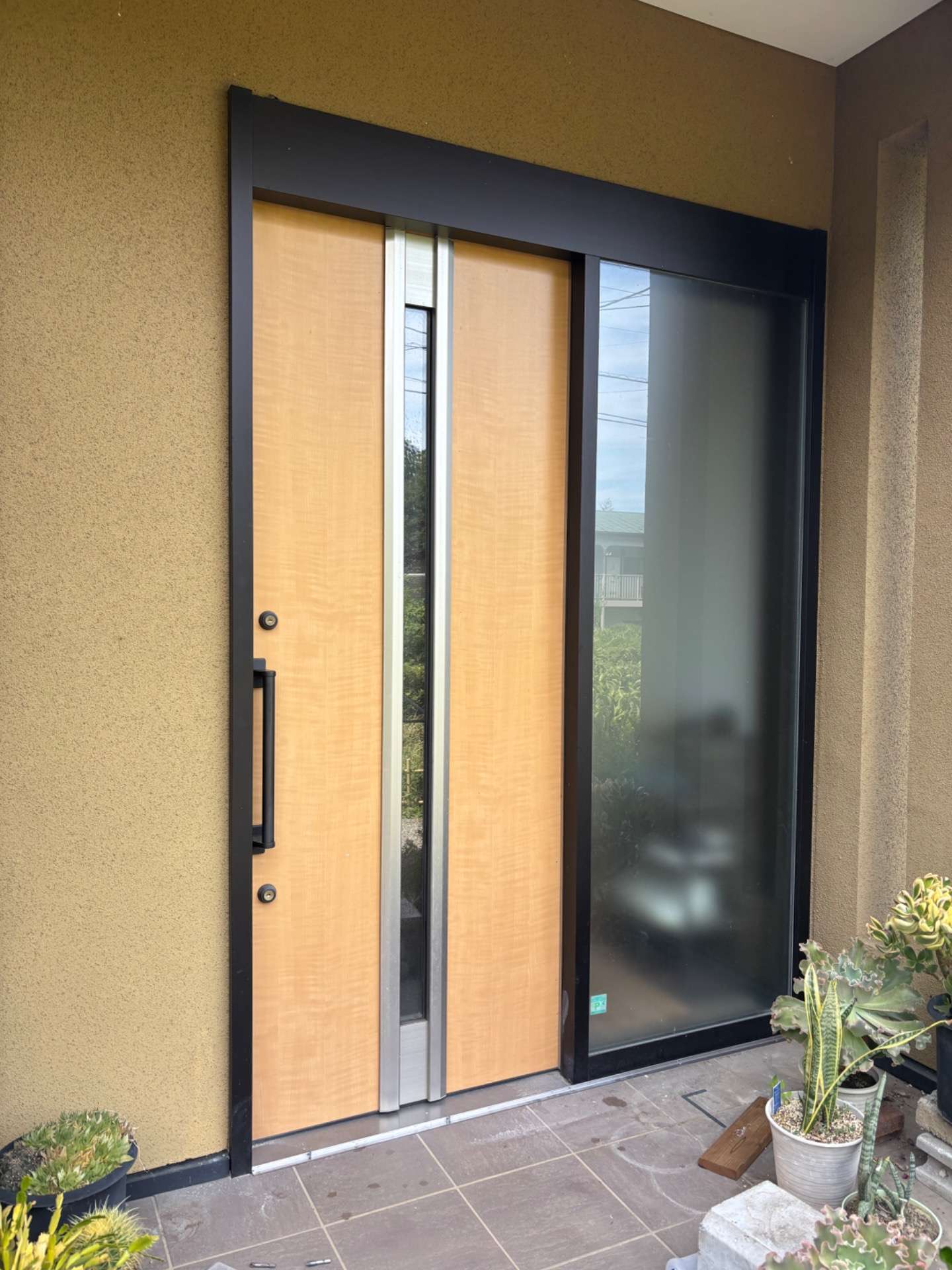 伊勢原市で玄関網戸の新規設置しました。