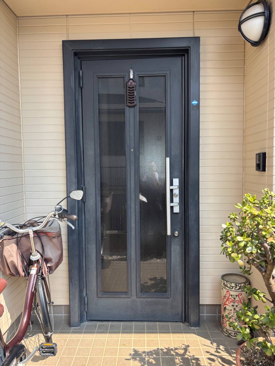 秦野市で玄関ドアにダイノックシートを貼りました。